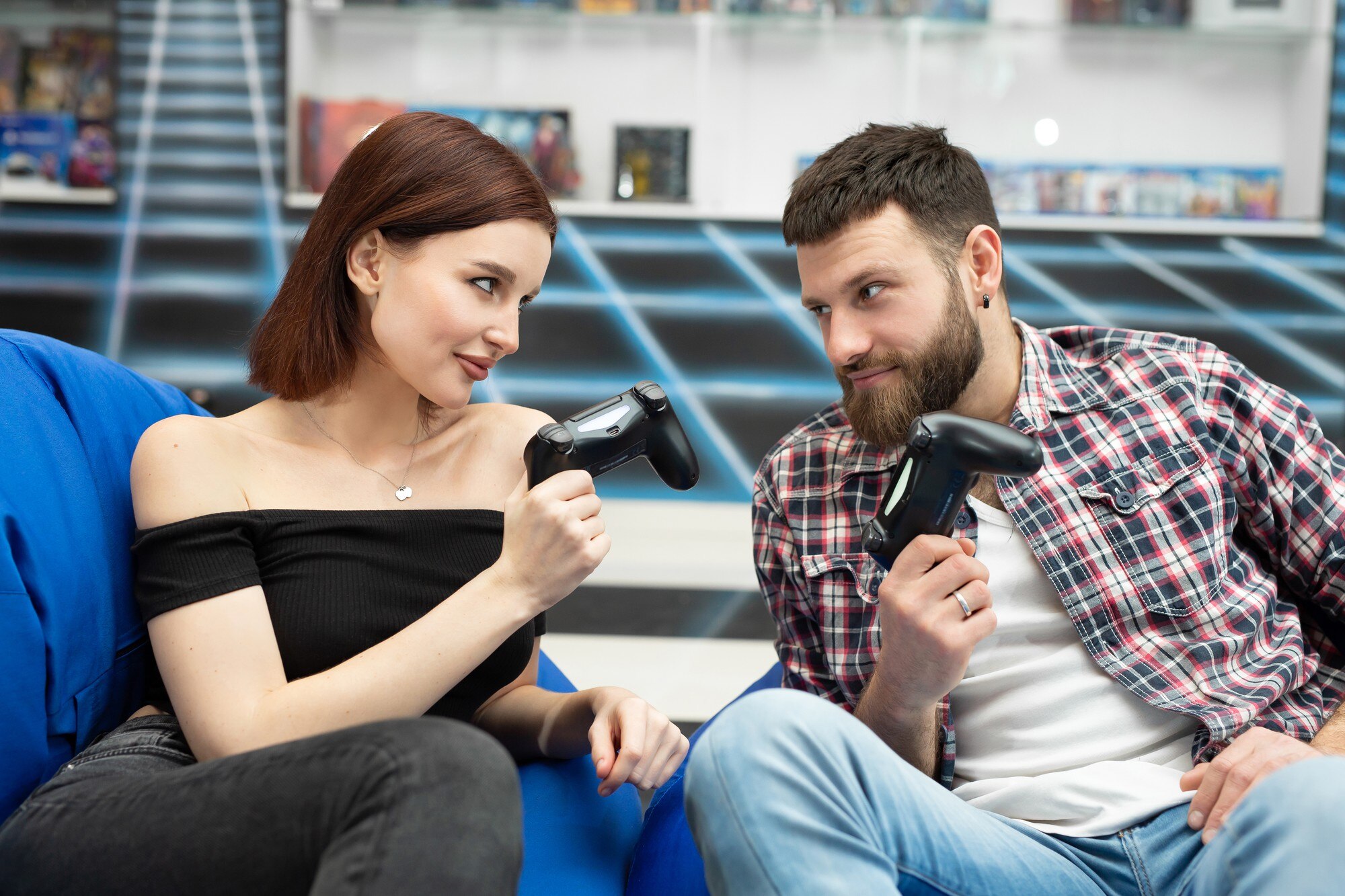 Portret wesołej, aktywnej pary grającej w gry wideo na playstation z kontrolerem konsoli w dłoniach, fani Xboxa