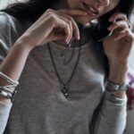 Słucham swojej przyjaciółki. Zbliżenie młodej kobiety trzymającej rękę na podbródku