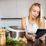 kobieta czytająca ereader i gotowanie z crockpot
