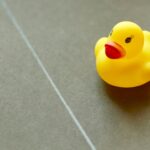 Żółta gumowa kaczuszka, minimalistyczna konstrukcja