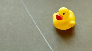 Gumowa kaczka dla programisty – czym jest metoda Rubber Duck Debugging?