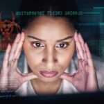 Kobieta pokrywa się i programuje z bólem głowy lub wypaleniem z danymi informacyjnymi i systemem Kobieta programistka ból głowy i stres z deadline nadgodziny i projekt dla kodowania lub bezpieczeństwa cybernetycznego