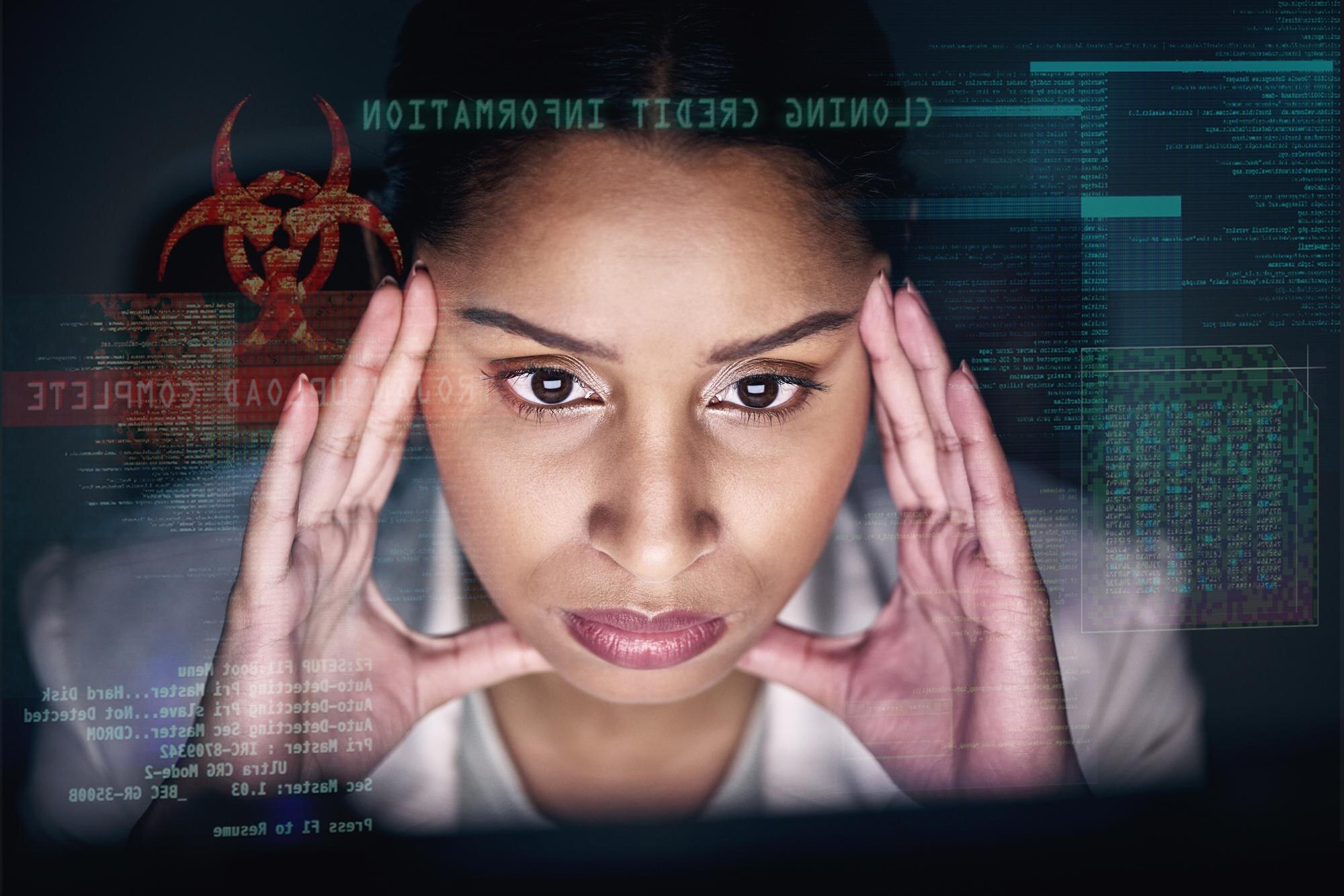 Kobieta pokrywa się i programuje z bólem głowy lub wypaleniem z danymi informacyjnymi i systemem Kobieta programistka ból głowy i stres z deadline nadgodziny i projekt dla kodowania lub bezpieczeństwa cybernetycznego