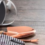 Małe narzędzia ogrodowe są gotowe na wiosenny sezon sadzenia. W zestawie rękawiczki ogrodowe, łopata, konewka i zawieszki do roślin.