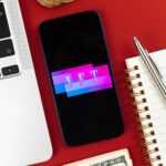 NFT w koncepcji prawdziwego życia Praca z niezależną przestrzenią roboczą cryptoart ze smartfonem do sprzedaży zdjęcia z widokiem z góry kryptoart