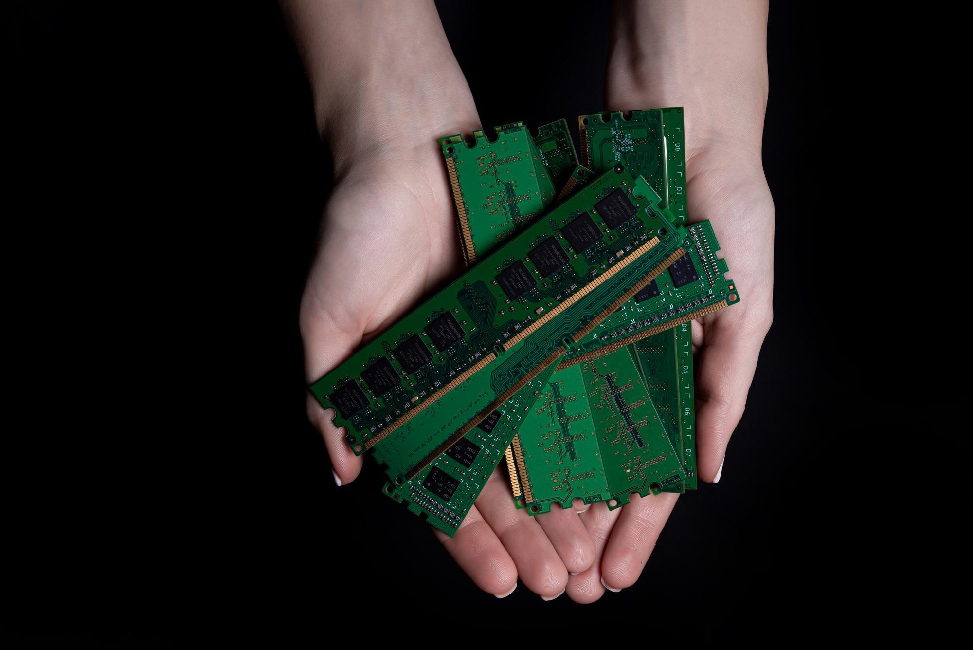 Kobiece ręce trzymają kartę pamięci komputera, amerykańską kobietę noszącą mundur naukowca, trzymającą mikroczip procesora w laboratorium