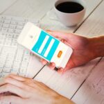 Kobieta używająca smartfona w pracy przeciwko bankowości internetowej