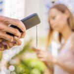 Aplikacja mobilna do śledzenia kontaktów covid pandemiczny koronawirus aplikacja mobilna osób noszących maski na twarz