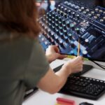 Kobieta pracuje zdalnie z domu. Koncepcja telepracownika.