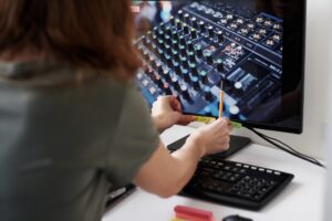 Kobieta pracuje zdalnie z domu. Koncepcja telepracownika.