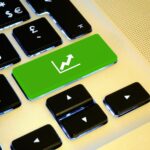 Zbliż się do zielonego klucza z białym znakiem wzrostu rynku